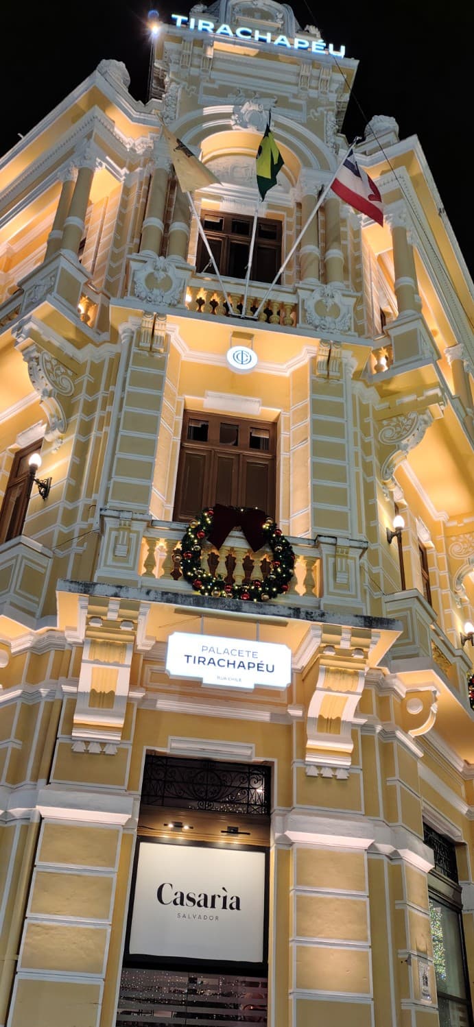 El restaurado Palacete Tira-Chapeu iluminado de noche en Rua Chile, Salvador.