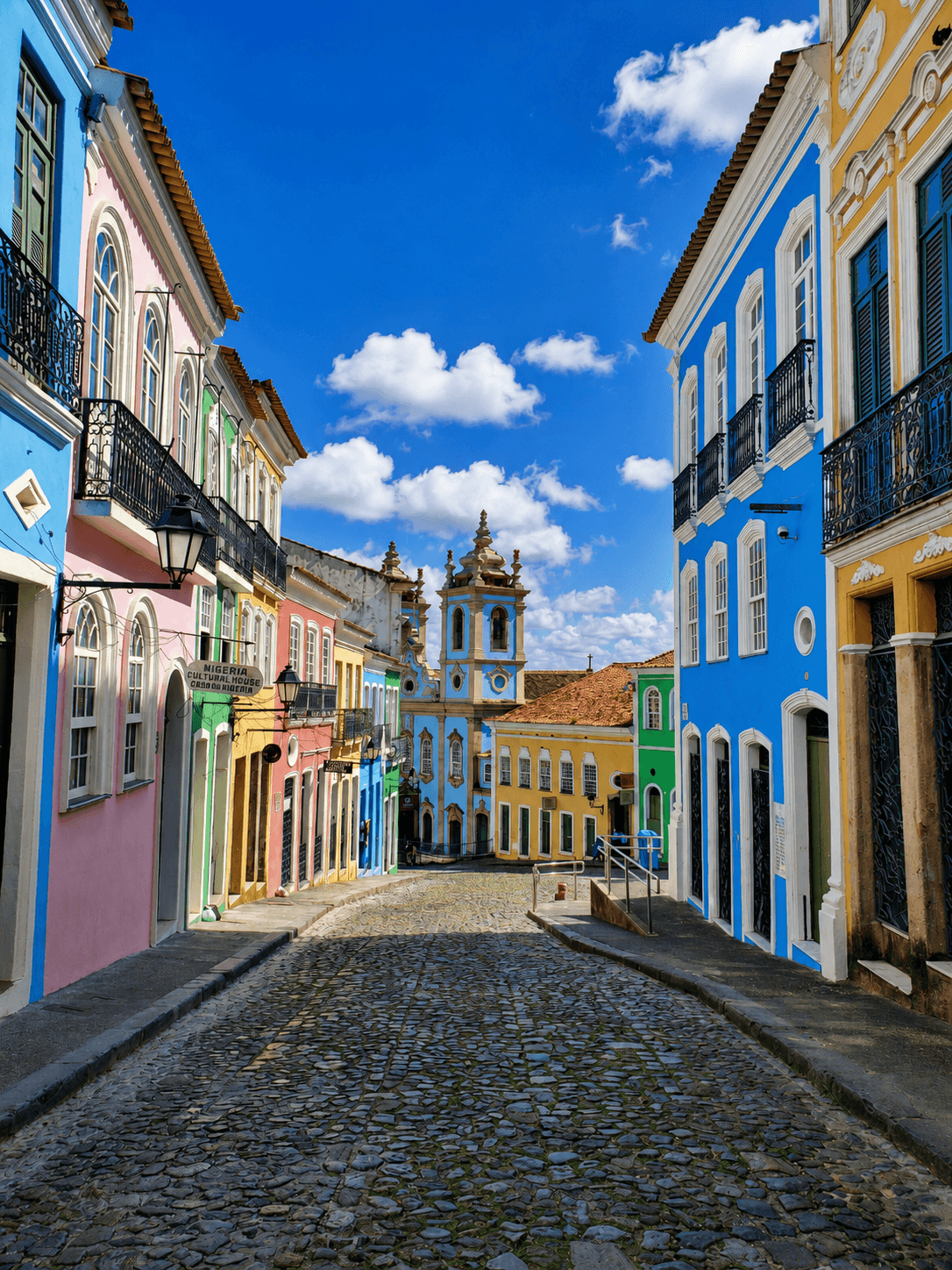 Una calle adoquinada entre edificios históricos de colores en el Pelourinho de Salvador.