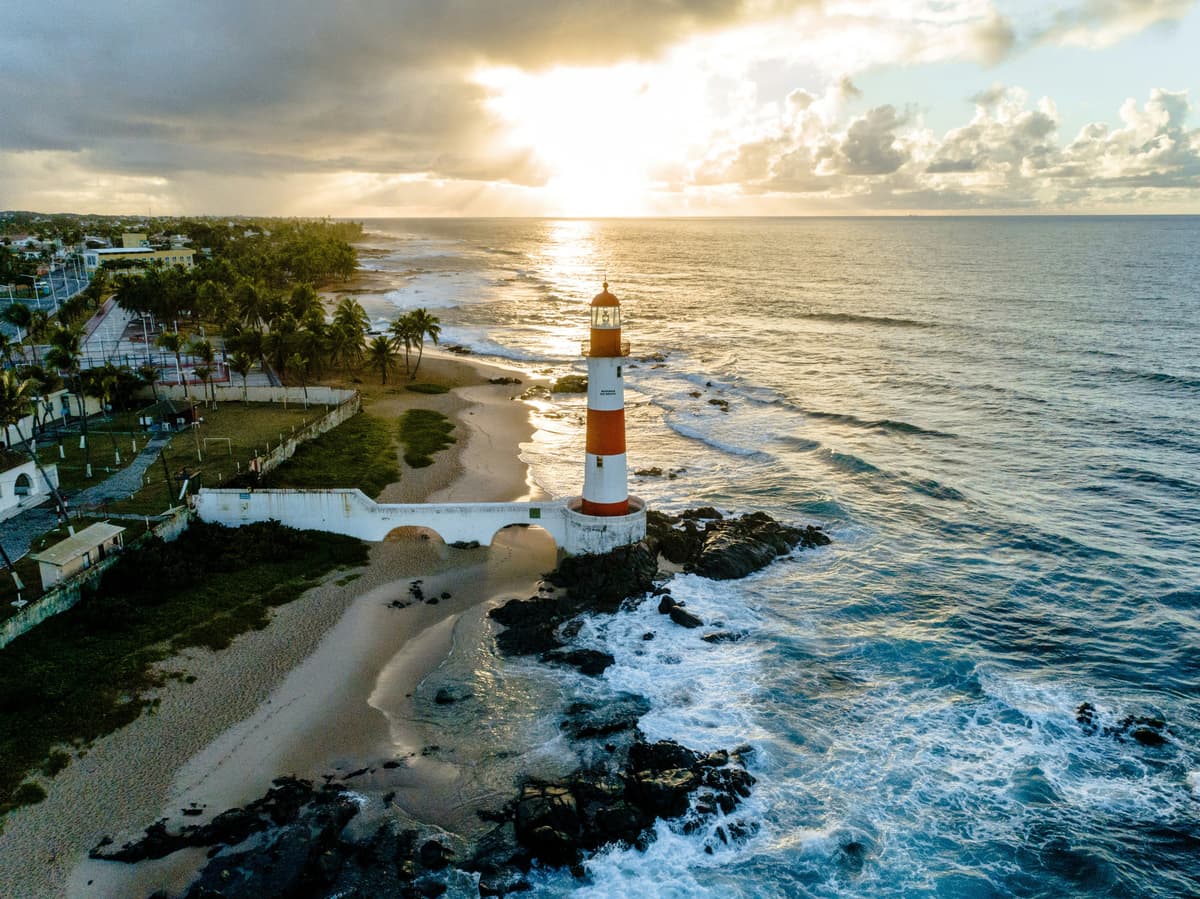 Faro de Itapuã junto a la costa atlántica de Salvador