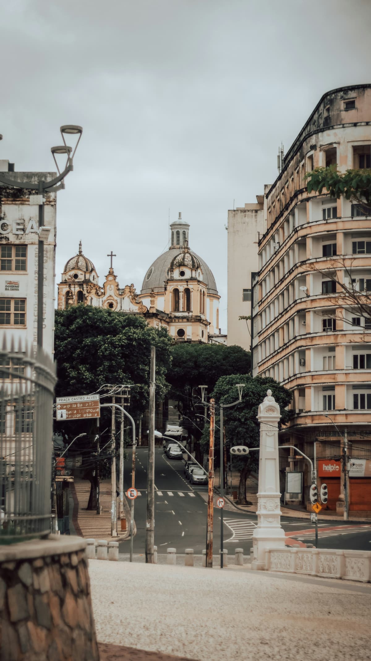 Urban view in Salvador with the white facade of the Mosteiro de São Bento in the background.