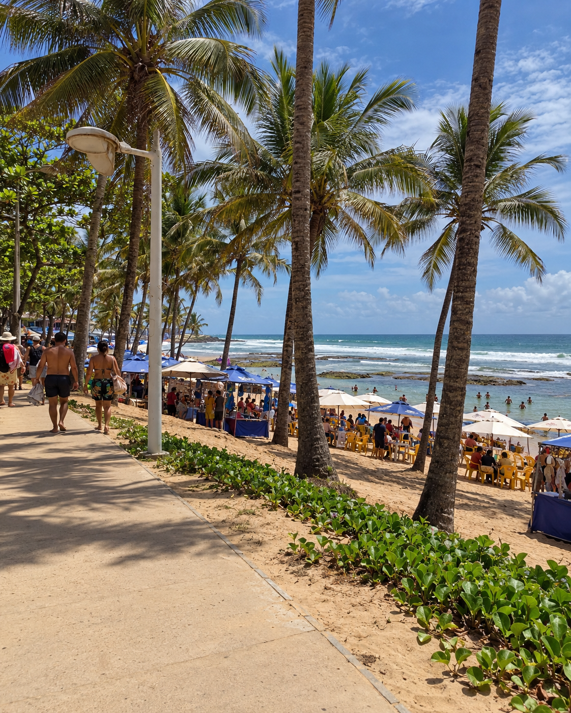 Paseo marítimo de Stella Maris en Salvador, con cocoteros e instalaciones de playa.