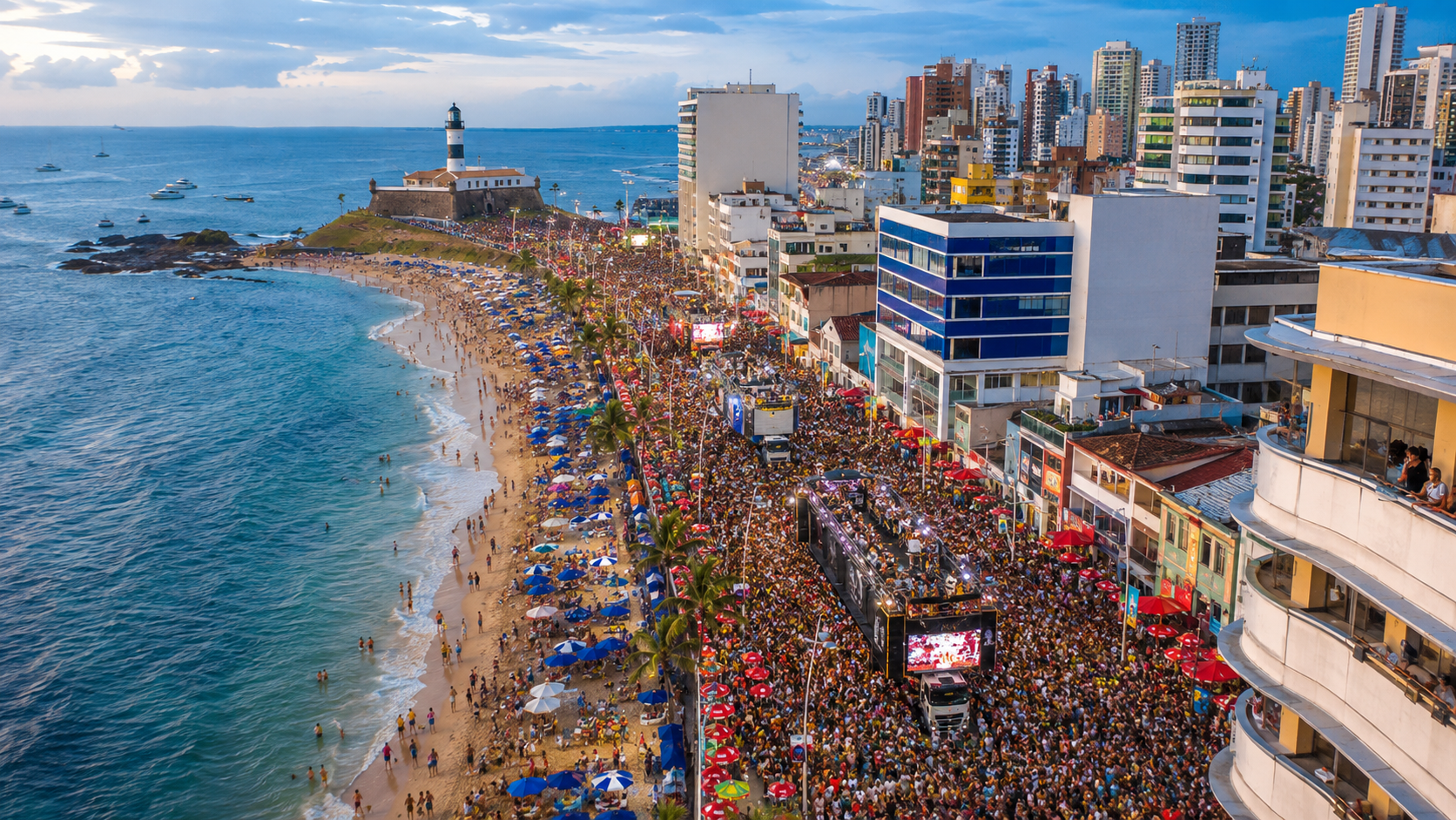 Vista panorámica del Carnaval de Salvador en el circuito Barra-Ondina, con trios elétricos avanzando entre una gran multitud junto al Atlántico y el Farol da Barra.